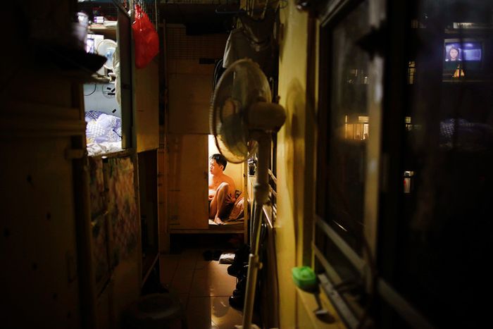 Условия жизни большей половины населения Гонконга (10 фото)