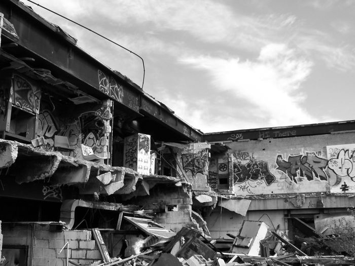 Заброшенные строения и ненужные здания (70 фото)