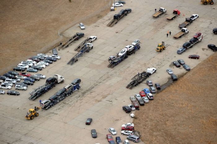 Автомобили, которые пострадали от урагана Сэнди в США (9 фото)