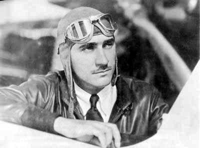 Пол Мантц (Paul Mantz) - пилот-гонщик и каскадер, покоривший не только воздух, но и Голливуд. Получил известность в конце 30-х годов, служил в ВВС США, во время Второй мировой войны произведен в полковники.