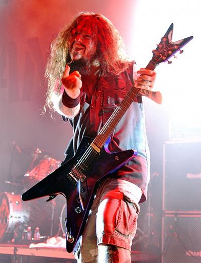 Даррелл Эбботт (Darrell Abbott) - американский музыкант, гитарист, вокалист и один из основателей метал-групп &laquo;Pantera&raquo; и &laquo;Damageplan&raquo;. Был убит на собственном концерте в Коламбусе, штат Огайо, в возрасте 38 лет.