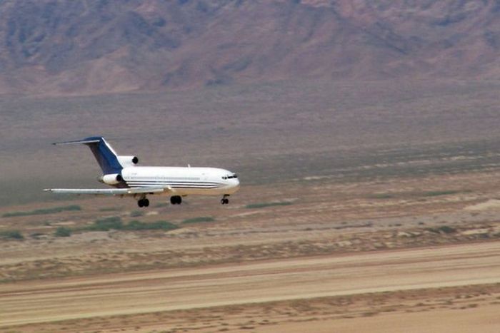 Первая в мире система аварийной посадки самолета без пилота (10 фото)