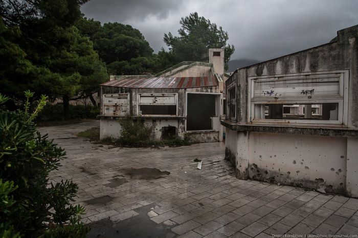 Заброшенный курортный комплекс на побережье Хорватии (25 фото)