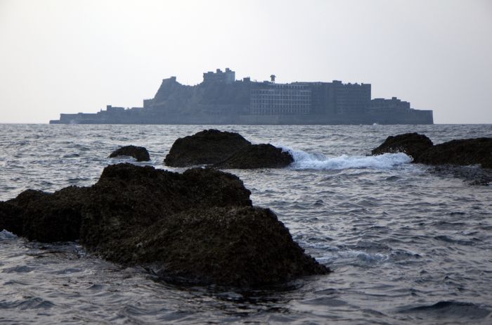 Заброшенный японский остров (21 фото)