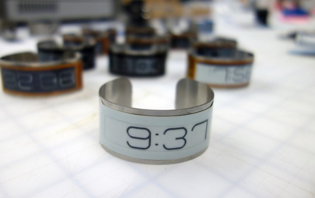 Часы CST-01 - самые тонкие и легкие наручные часаы в мире
