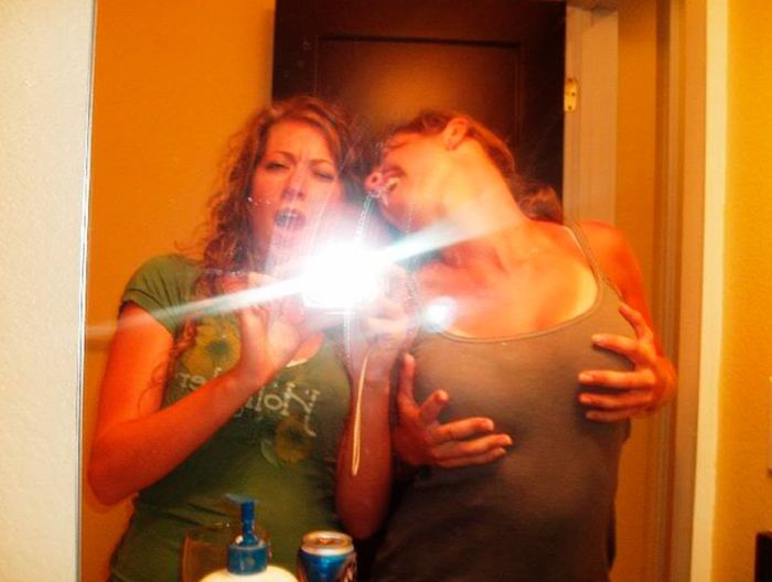 Пьяные девушки зажигают в уборной (88 фото)
