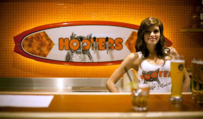 Симпатичные девушки из ресторана Hooters (86 фото)