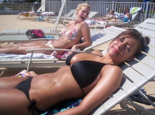 Симпатичные девушки в бикини отдыхают на пляже (53 фото)