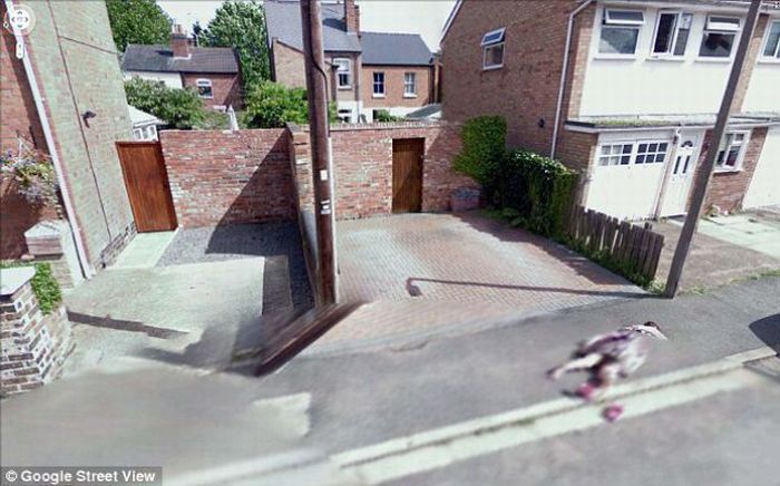 Тело 10-летней девочки было найдено на Google Street View (5 фото)