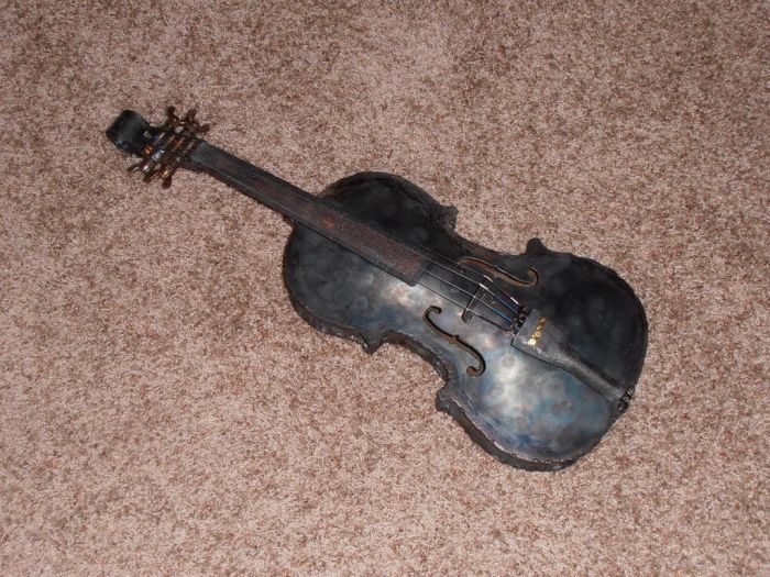 Уникальная скрипка из железа (32 фото)