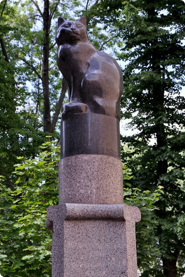 Памятник подопытной кошке