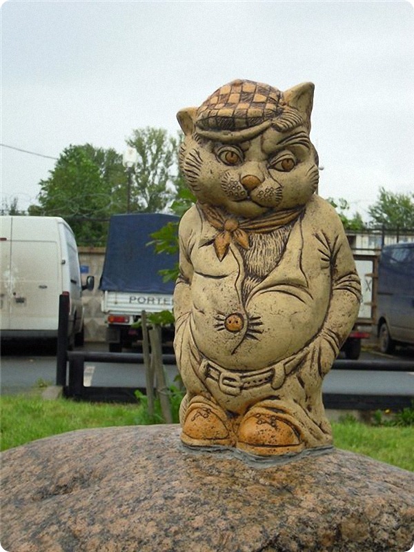 Скульптура &laquo;Кот на камне&raquo; 