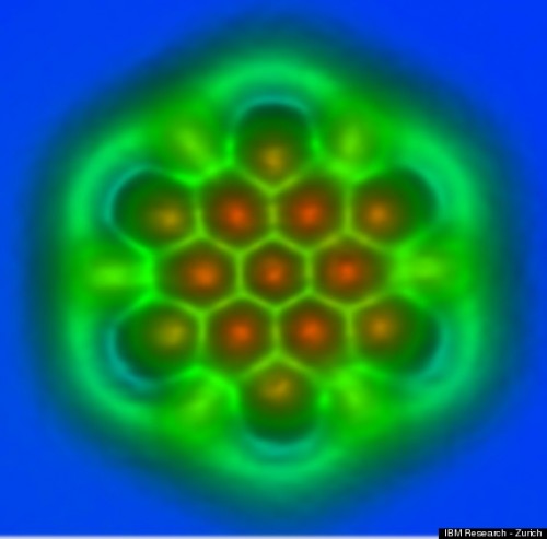 В микроскоп IBM видно даже межатомные связи в молекуле