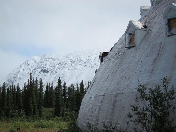 Необычный заброшенный отель на Аляске (12 фото)