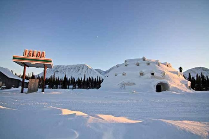 Необычный заброшенный отель на Аляске (12 фото)