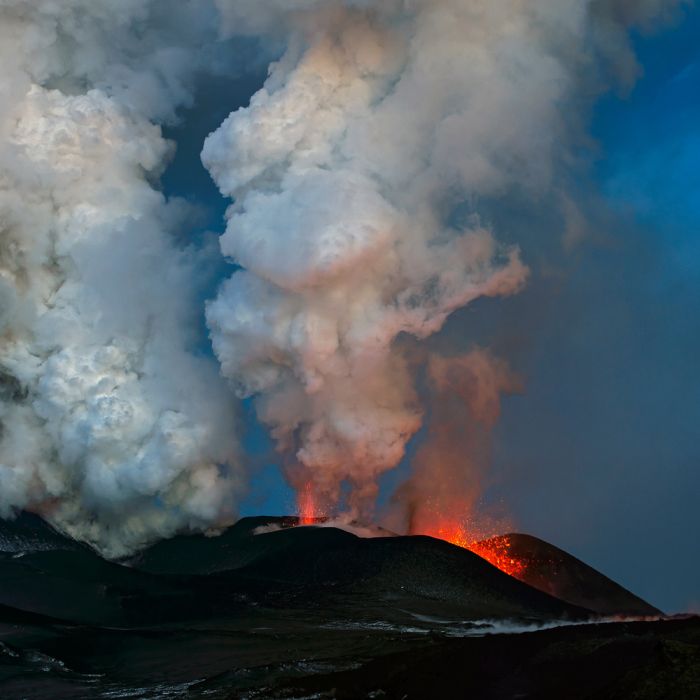 Мощное извержение вулкана на Камчатке (8 фото)