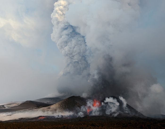 Мощное извержение вулкана на Камчатке (8 фото)
