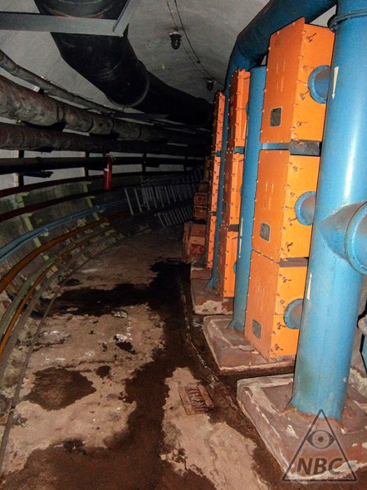 Отлично сохранившийся подземный бункер (36 фото)